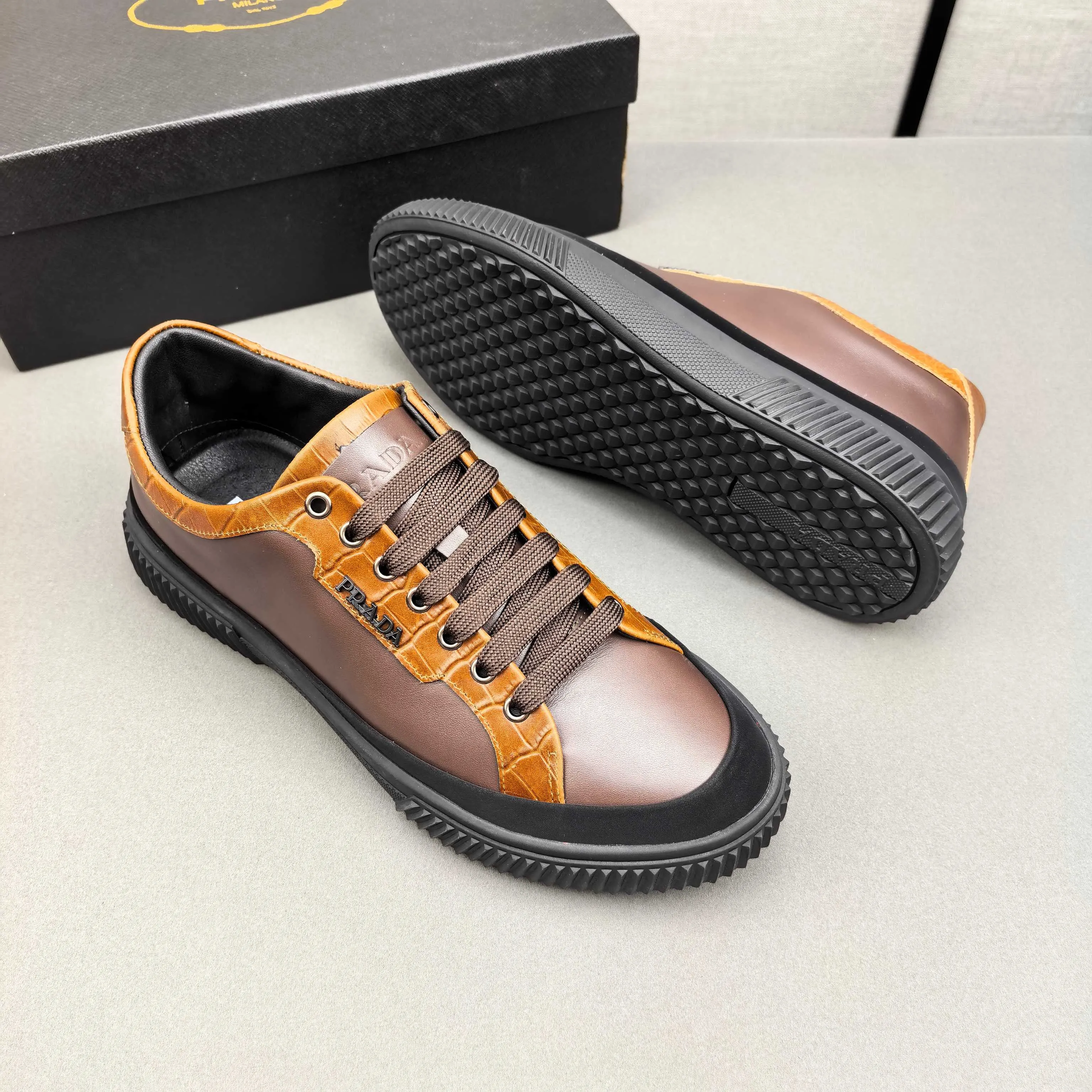 PP420❣️❣️❣️Prada set off the audience! Prada, an international brand that is constantly innovating, this men's casual shoe, the original version, made of cowhide leather at a ratio of one to one at the store, with leather feet and rubber non-slip outsole, breathable and comfortable, quality speaks for itself👄38-44